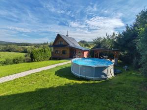 a house with a hot tub in the yard at Chalupa u Vitalky in Klokočí