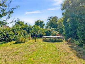un campo con un objetivo en el medio de él en Apartment Atena - 250m from the sea by Interhome, en Neksø