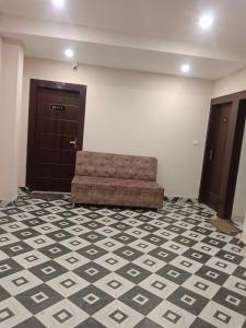 a waiting room with a couch in front of a door at Shanti Meridian in Jāmb