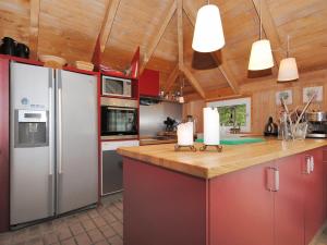 Η κουζίνα ή μικρή κουζίνα στο Holiday Home Fredsine - 900m from the sea by Interhome +16 φωτογραφίες