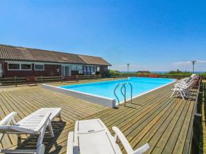 Bazén v ubytování Holiday Home Eliene - 400m from the sea by Interhome nebo v jeho okolí