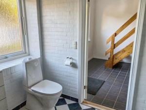 baño con aseo y escalera en Apartment Riitta - 250m from the sea by Interhome, en Neksø