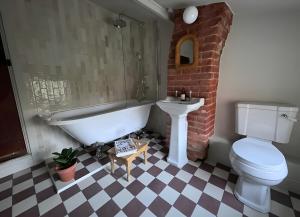 une salle de bain avec une baignoire, des toilettes et un lavabo dans l'établissement 28 Millgate Cosy Dog Friendly Cottage in Aylsham, à Aylsham 16 autres photos