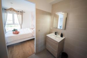 Ένα ή περισσότερα κρεβάτια σε δωμάτιο στο Villa Bulle Dorée & Jacuzzi privé au cœur du centre touristique et thermal face Snowworld +24 φωτογραφίες