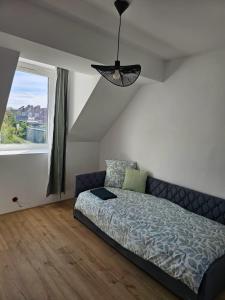 A bed or beds in a room at Appartement cosy 50 m2 rénové avec jardin commun
