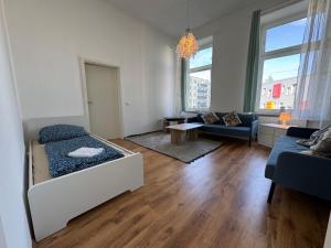 una sala de estar con un sofá y una mesa en 4YOU Appartement Ferien & Monteursunterkunft, en Wuppertal