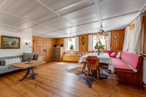 a living room with a table and a couch at Uriges Haus im Grünen in Grünenbach