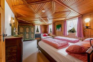 a bedroom with a large bed with a wooden ceiling at Uriges Haus im Grünen in Grünenbach
