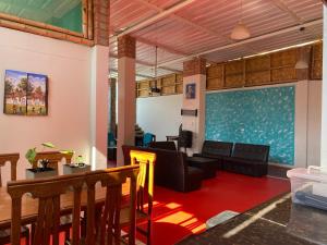 een woonkamer met een bank en een tafel bij Casa BAMBU Club Simbal in Simbal