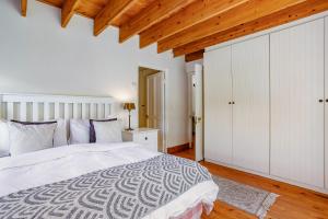 Ένα ή περισσότερα κρεβάτια σε δωμάτιο στο Waymaker Cottage