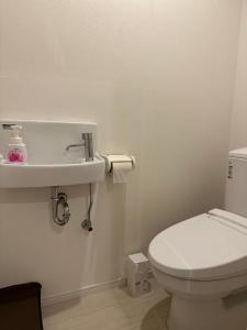 にあるSunSea海景酒店顶层两个房间的酒店公寓の白いトイレと洗面台のあるバスルーム +21枚の写真