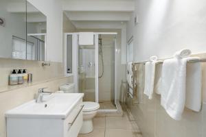Ένα μπάνιο στο Waymaker Cottage +39 φωτογραφίες