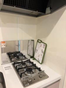 a stove top oven sitting on top of a kitchen counter at 国慶節 大手町 23分 ディズニー Disney 羽田空港 リムジンバス 東部地域病院まで徒歩1分 成田空港 in Tokyo