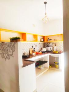 Kuchyň nebo kuchyňský kout v ubytování DREAMYcosy 2bhk, Just 6 mins to Whitetown & Beach TOPEZ + 18 fotografií