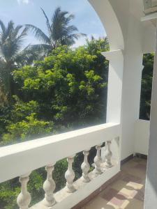 Balkón nebo terasa v ubytování DREAMYcosy 2bhk, Just 6 mins to Whitetown & Beach TOPEZ