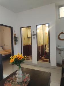 Koupelna v ubytování DREAMYcosy 2bhk, Just 6 mins to Whitetown & Beach TOPEZ