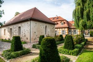 Κήπος έξω από το Alte Kirche im Schloss Beuchow +15 φωτογραφίες