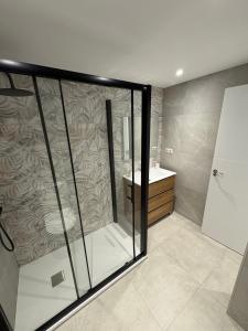 a bathroom with a shower and a sink at Apartamento en el centro de Móstoles in Madrid +9 photos