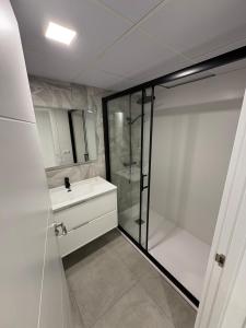 a bathroom with a shower and a sink at Apartamento en el centro de Móstoles in Madrid