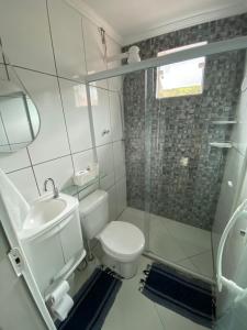 ein Badezimmer mit Dusche, Toilette und Waschbecken in der Unterkunft Linda casa em Tarituba in Paraty + 34 Fotos