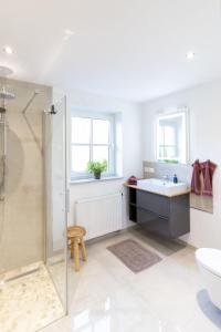 a bathroom with a sink and a shower at Ferienwohnung Steuerwald in Bobenheim am Berg