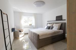 a bedroom with a bed and a window at Ferienwohnung Steuerwald in Bobenheim am Berg
