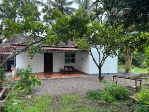 En have udenfor Sky Holiday Inn Cottages Madikeri Kushalnagar Coorg