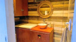 ein Badezimmer mit Waschbecken und Spiegel in der Unterkunft Che Kerecha- Casa quinta in Riachuelo + 20 Fotos