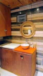 ein Badezimmer mit Waschbecken und Spiegel in der Unterkunft Che Kerecha- Casa quinta in Riachuelo