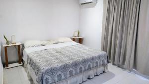 ein Schlafzimmer mit einem Bett mit einer blau-weißen Decke in der Unterkunft Che Kerecha- Casa quinta in Riachuelo