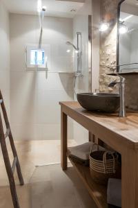 a bathroom with a counter with a sink and a mirror at Gite La Clef Des Champs - Touraine in Tavant