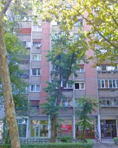 Un edificio de apartamentos con árboles en frente. en Home Sweet Home No1, en Belgrado
