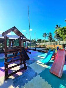 Cupe Beach Living Resort By Flatbpaiva في بورتو دي غالينهاس: ملعب للأطفال مع زحليقة وزحاليق