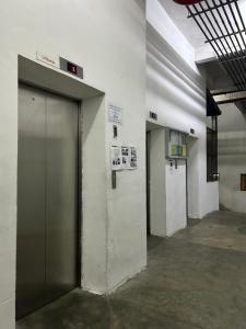 una fila de puertas de ascensor en un edificio en Harry Potter Homestay Cameron Highlands, en Tanah Rata