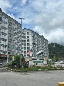 Un gran edificio de apartamentos frente a un estacionamiento. en Harry Potter Homestay Cameron Highlands, en Tanah Rata