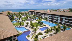 Cupe Beach Living Resort By Flatbpaiva في بورتو دي غالينهاس: منظر جوي لمنتجع به حمام سباحة