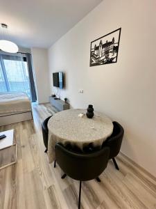ブラチスラヴァにあるApartmán na NFŠ Bratislavaのテーブルとベッドのあるリビングルーム +10枚の写真