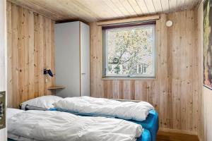 Giường trong phòng chung tại 40814-Ulfborg-Hagevej-158