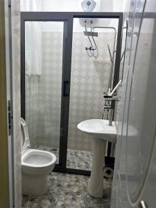 KoforiduaにあるSenalli Hotelのトイレと洗面台付きのバスルーム