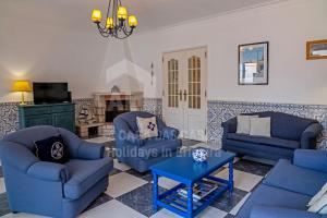 エリセイラにあるCasa os Naias by ACasaDasCasasのリビングルーム(青い椅子2脚、テーブル付)