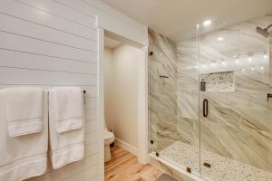 Ένα μπάνιο στο Stunning Forest Views Luxury Lake Arrowhead Cabin +24 φωτογραφίες