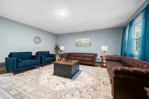 a living room with leather furniture and blue walls at Spacious 3BR Apt Near MetroNorth in West Mount Vernon