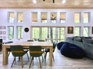 Χώρος καθιστικού στο Modern Gem w/Spacious Deck, Swinging bed, Hot Tub