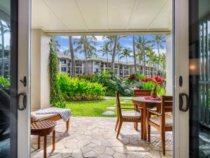 Kawela Bayにある3-Bed Villa 114 at Turtle Bayのパティオ(テーブル、椅子付)へアクセスできます。