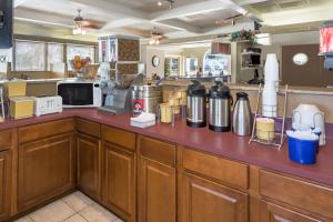 Dapur atau dapur kecil di Days Inn by Wyndham Fort Myers Springs Resort