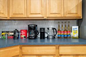 Dapur atau dapur kecil di 6 bdr Yonkers Home 2 Apts Balcony & Parking