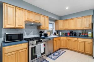 Dapur atau dapur kecil di 6 bdr Yonkers Home 2 Apts Balcony & Parking