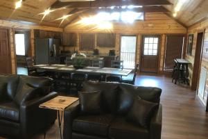 Posezení v ubytování Risen Retreat - Private Indoor Pool, Large Game Room, Media Space + Outdoor Hot Tub