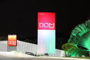 um sinal vermelho e branco em frente a uma cerca em DOM Suites motel (Adult Only) em Salvador