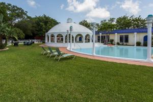 Сад в Days Inn by Wyndham Fort Myers Springs Resort